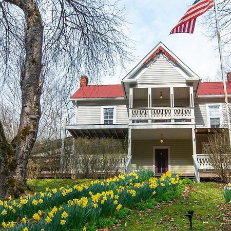 Moore House Inn & Cabins Marlinton エクステリア 写真