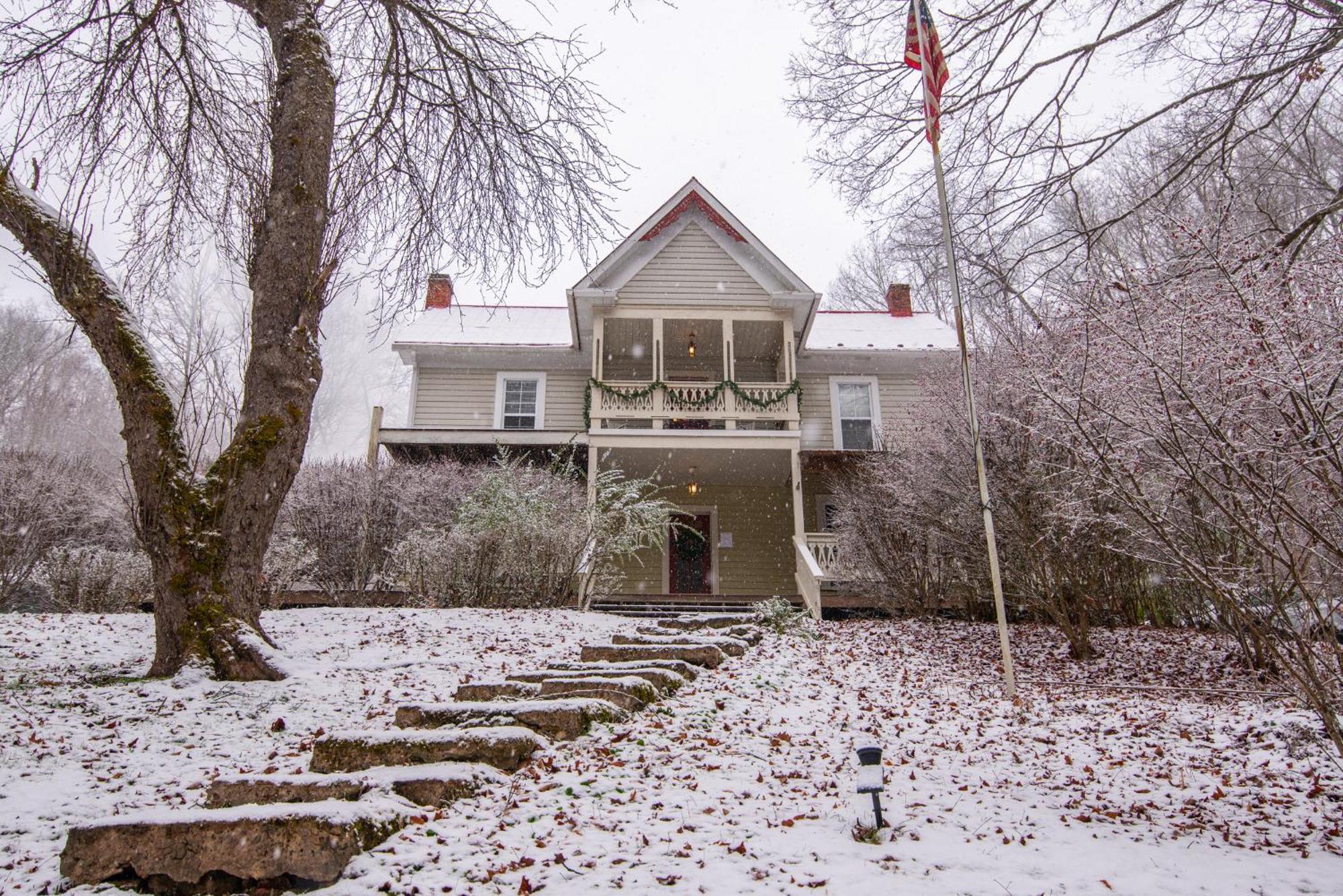 Moore House Inn & Cabins Marlinton エクステリア 写真
