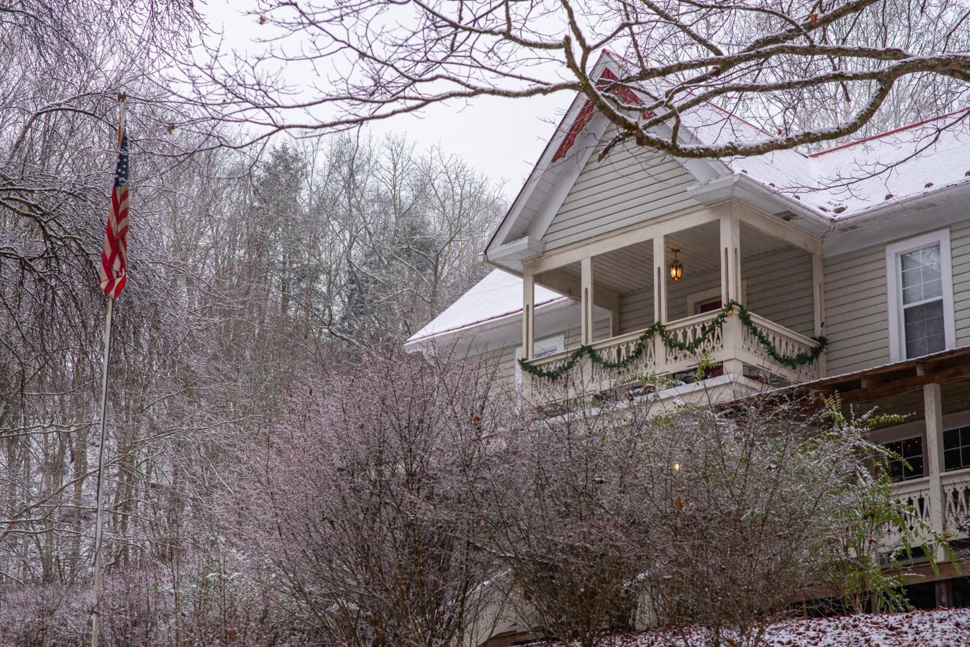 Moore House Inn & Cabins Marlinton エクステリア 写真