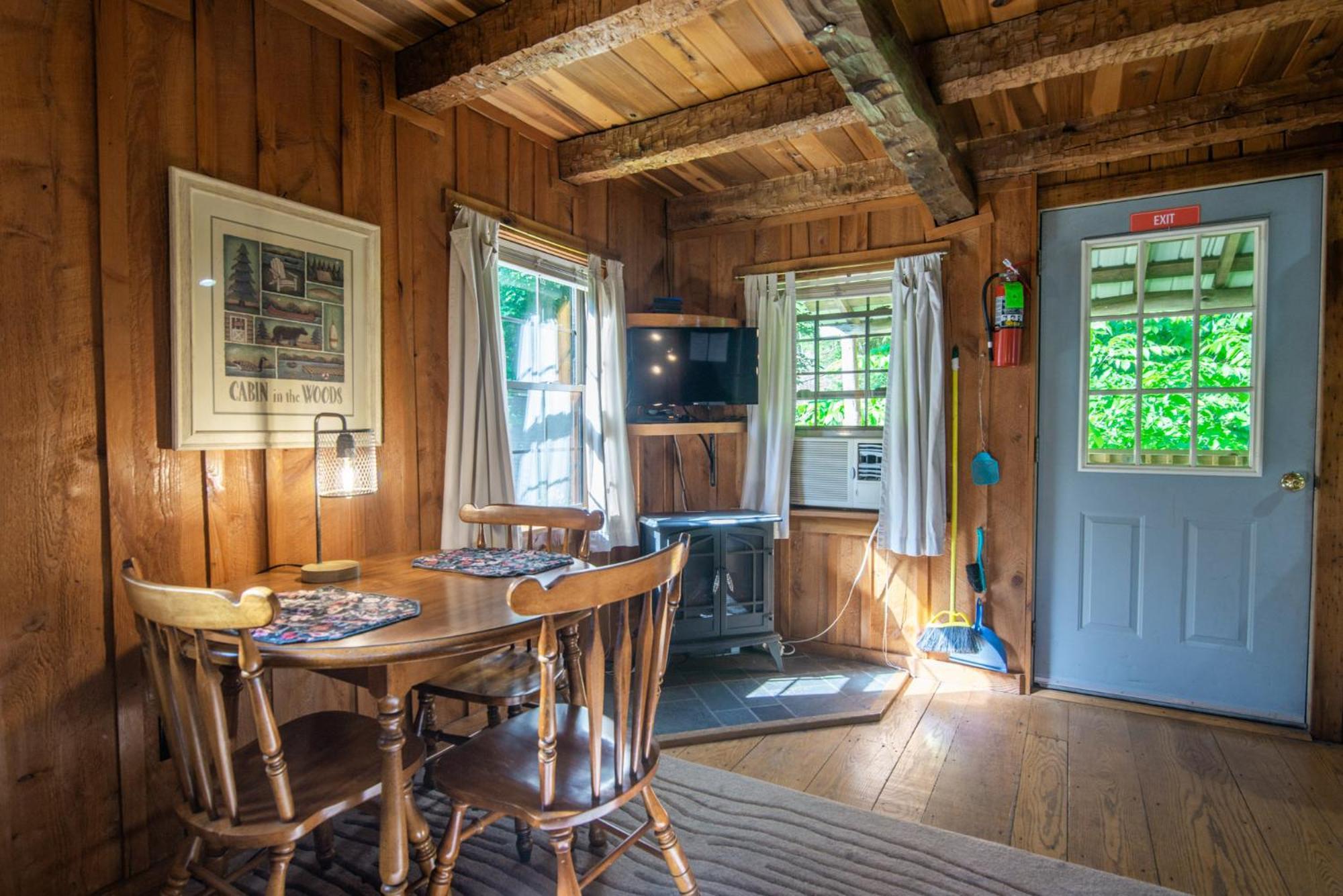 Moore House Inn & Cabins Marlinton 部屋 写真