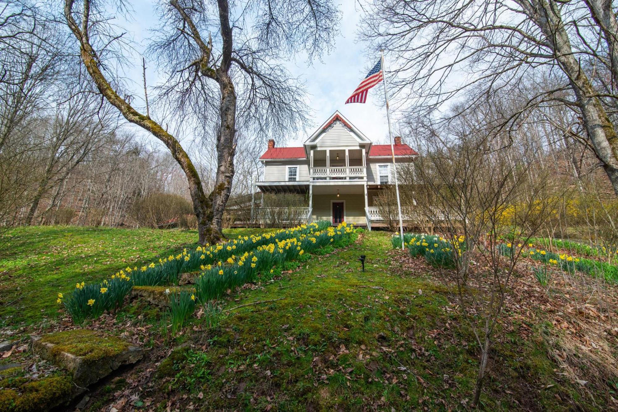 Moore House Inn & Cabins Marlinton エクステリア 写真