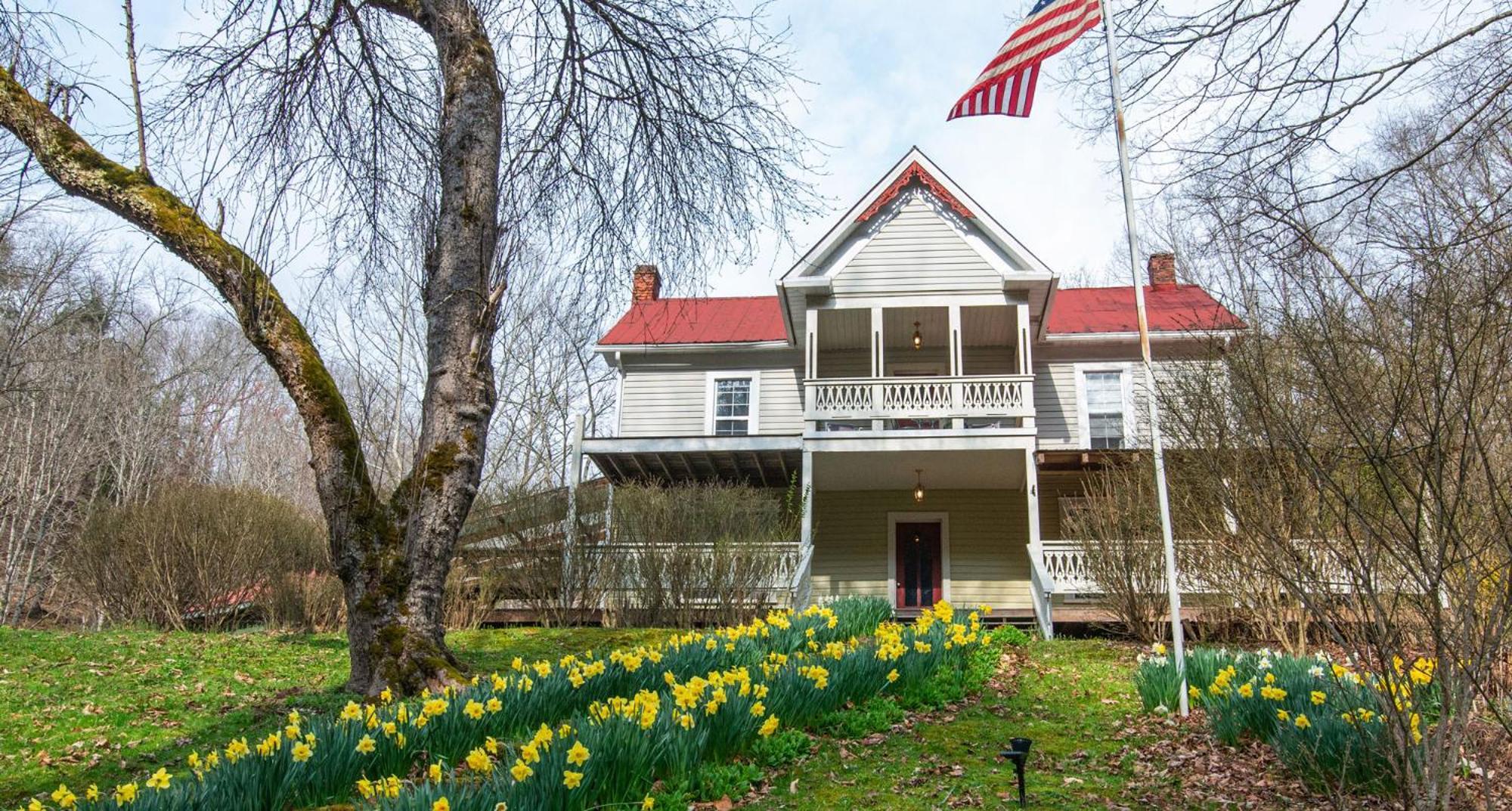 Moore House Inn & Cabins Marlinton エクステリア 写真
