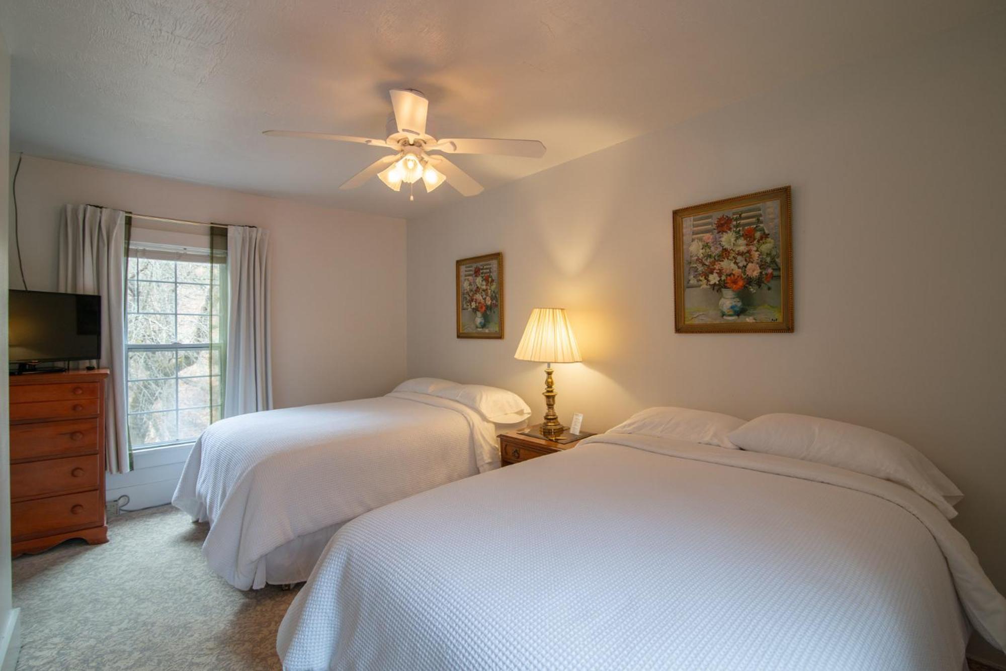 Moore House Inn & Cabins Marlinton 部屋 写真