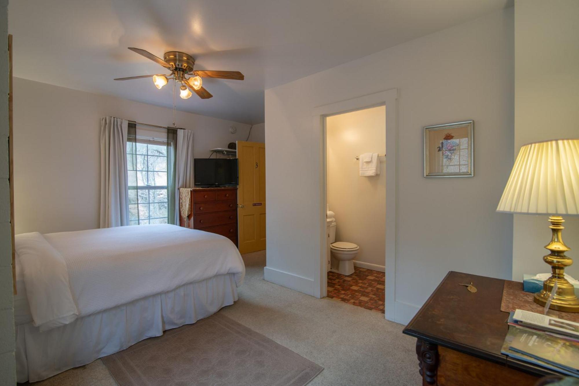 Moore House Inn & Cabins Marlinton 部屋 写真