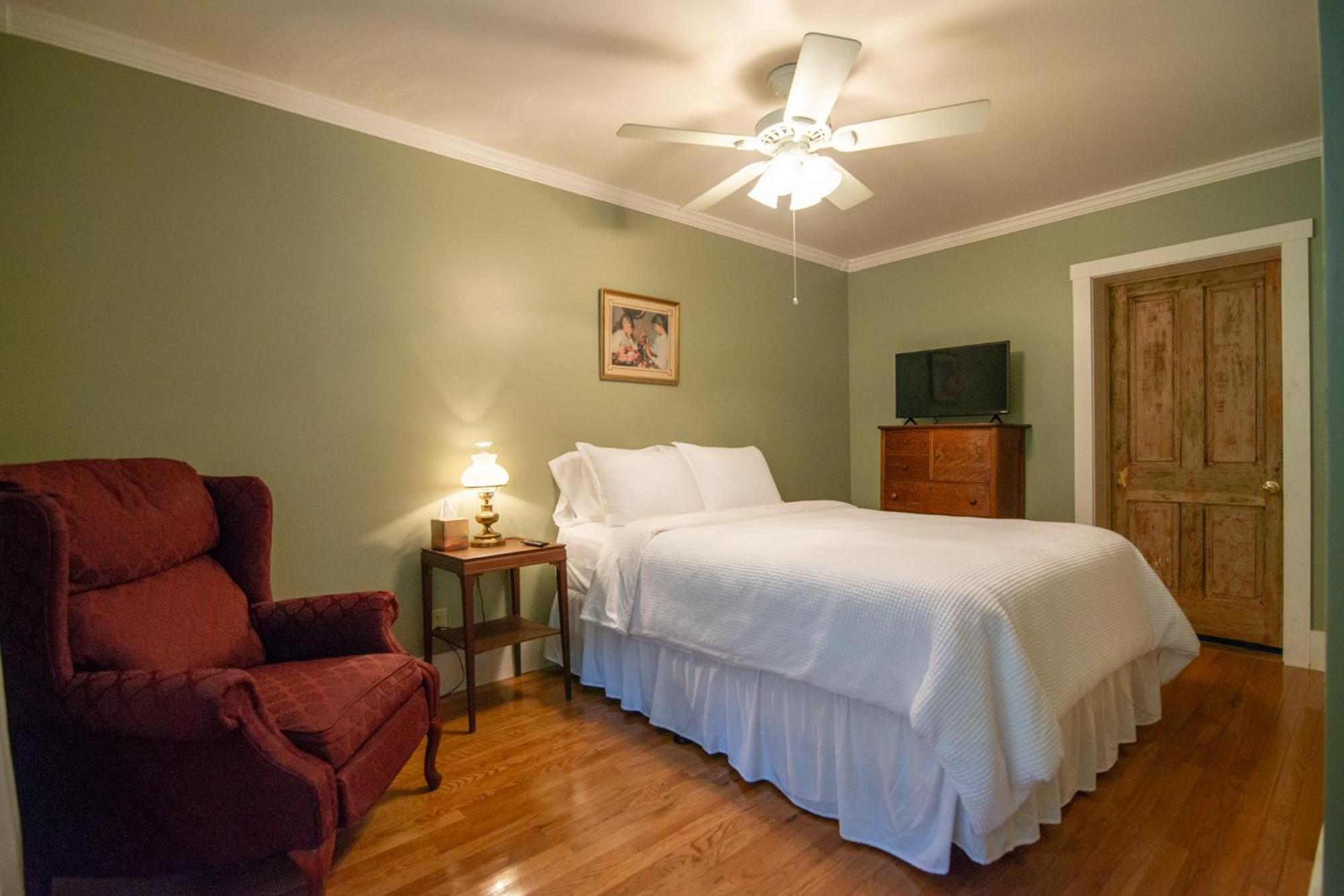 Moore House Inn & Cabins Marlinton エクステリア 写真